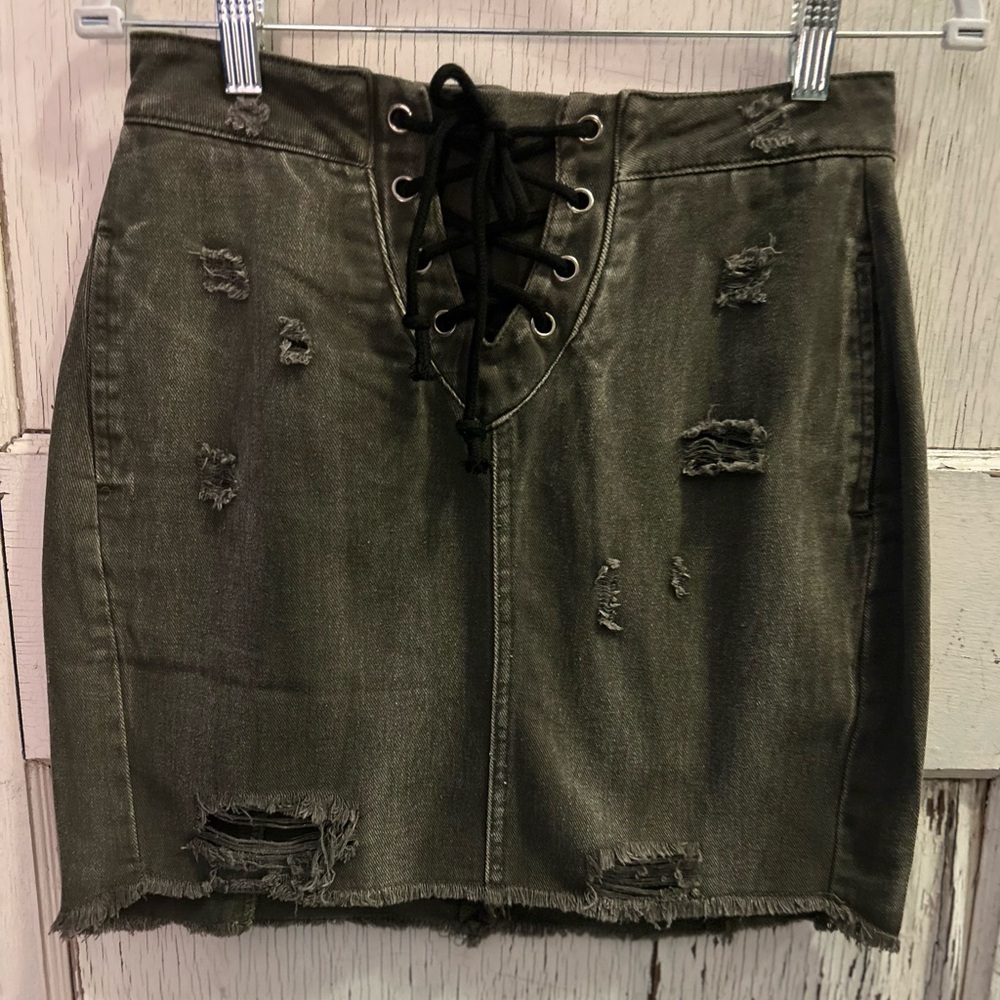 🌗🌗 Distressed Faded Mini Skirt by Hayden Los Angeles-NWT🌗🌗 - Picture 2 of 8